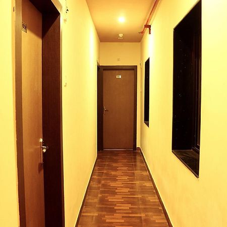 Hotel Trimoorti Колката Екстериор снимка