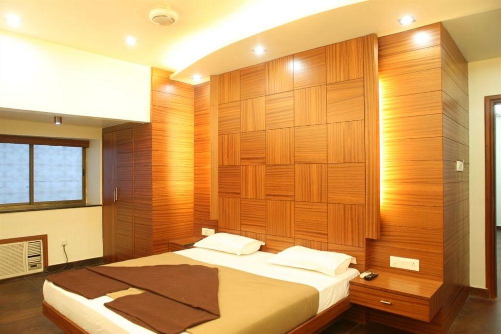 Hotel Trimoorti Колката Екстериор снимка