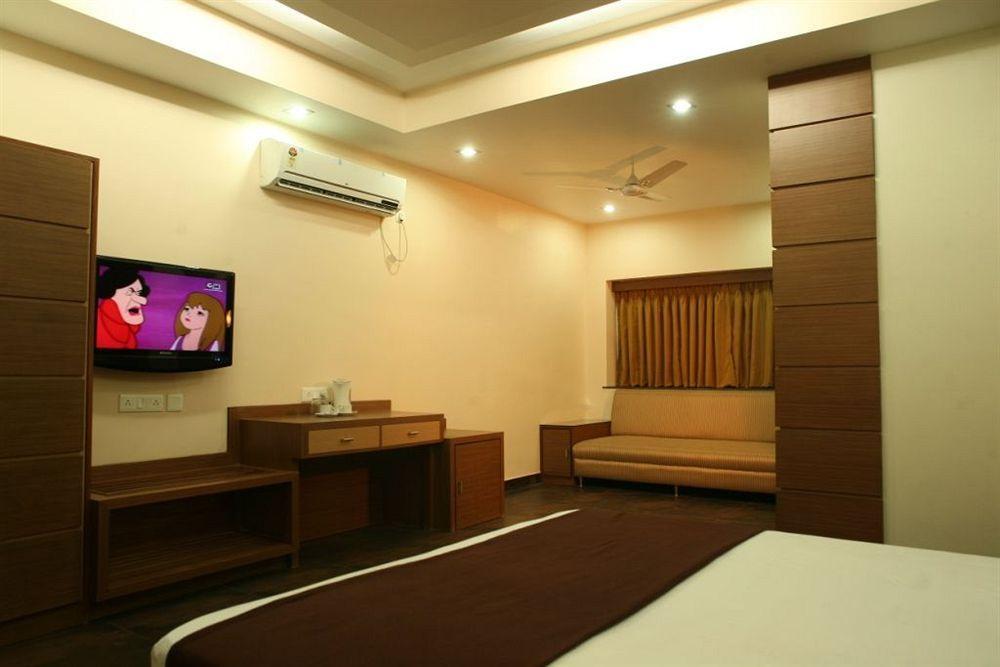 Hotel Trimoorti Колката Екстериор снимка