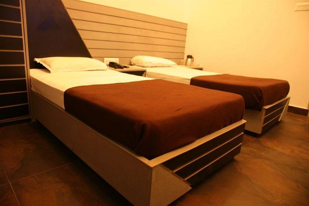 Hotel Trimoorti Колката Екстериор снимка