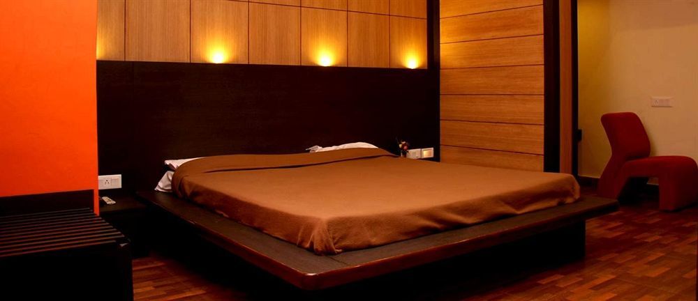 Hotel Trimoorti Колката Екстериор снимка