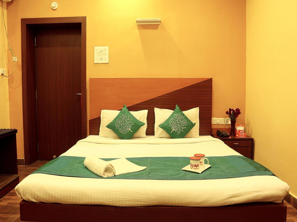 Hotel Trimoorti Колката Екстериор снимка