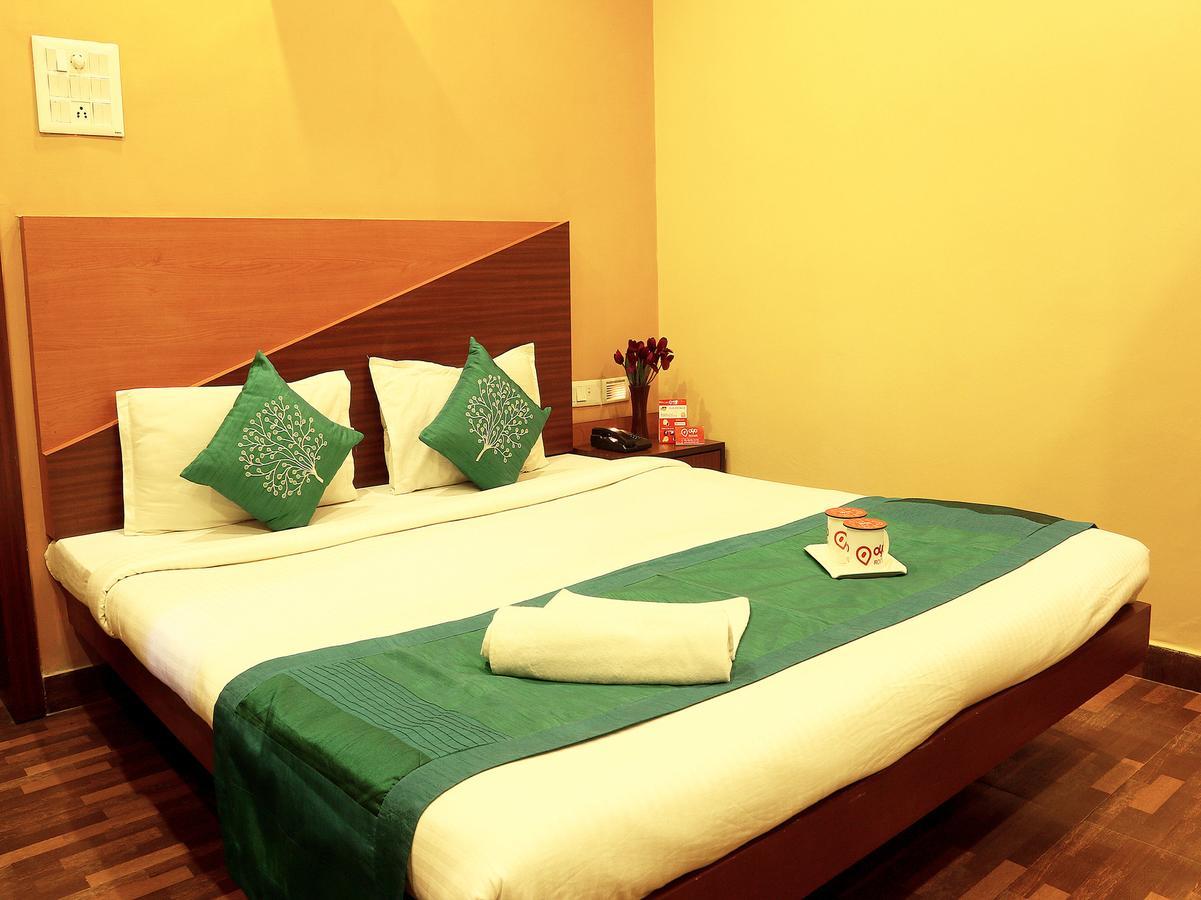Hotel Trimoorti Колката Екстериор снимка