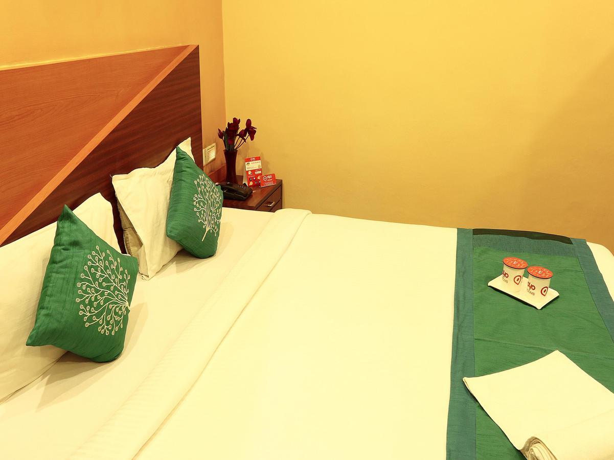 Hotel Trimoorti Колката Екстериор снимка