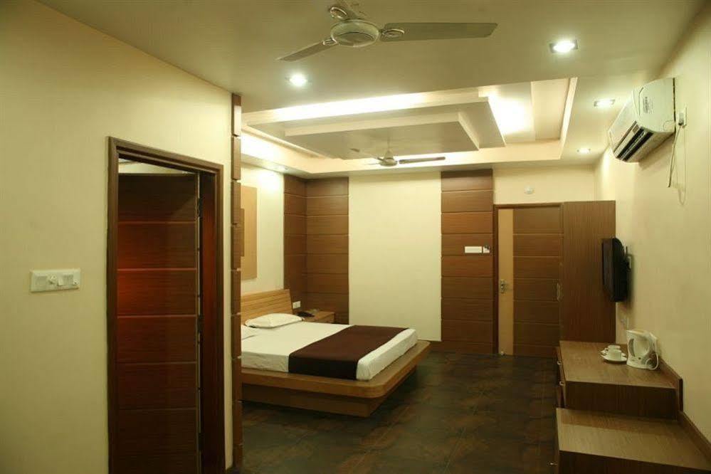 Hotel Trimoorti Колката Екстериор снимка