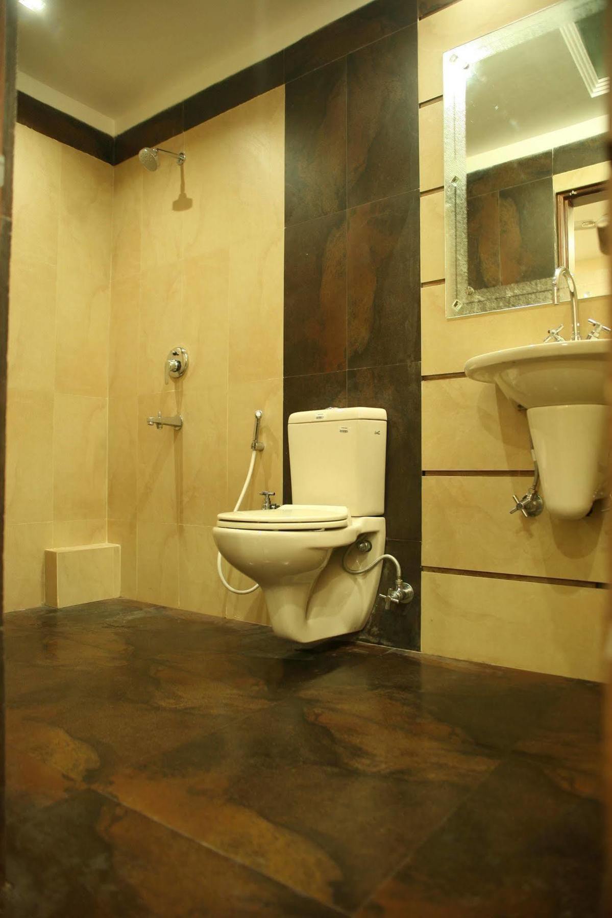 Hotel Trimoorti Колката Екстериор снимка