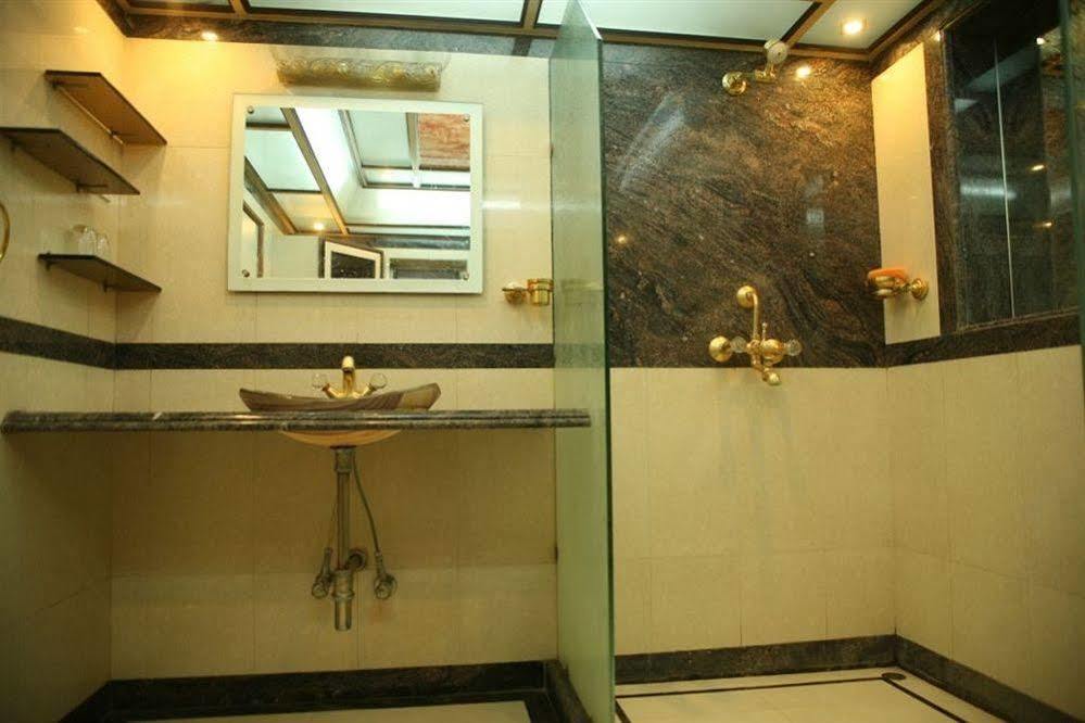 Hotel Trimoorti Колката Екстериор снимка