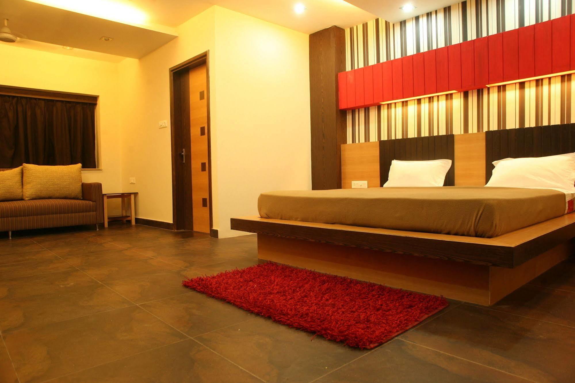 Hotel Trimoorti Колката Екстериор снимка