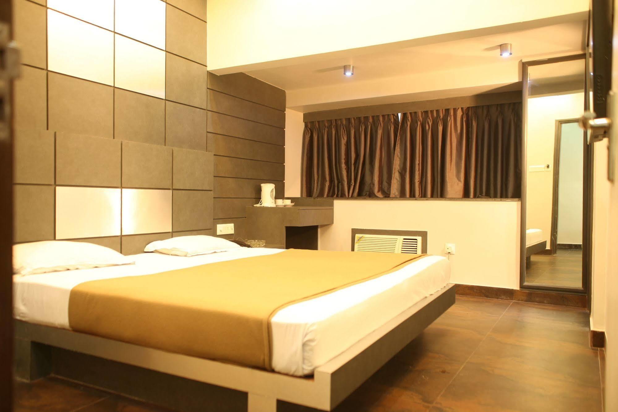 Hotel Trimoorti Колката Екстериор снимка
