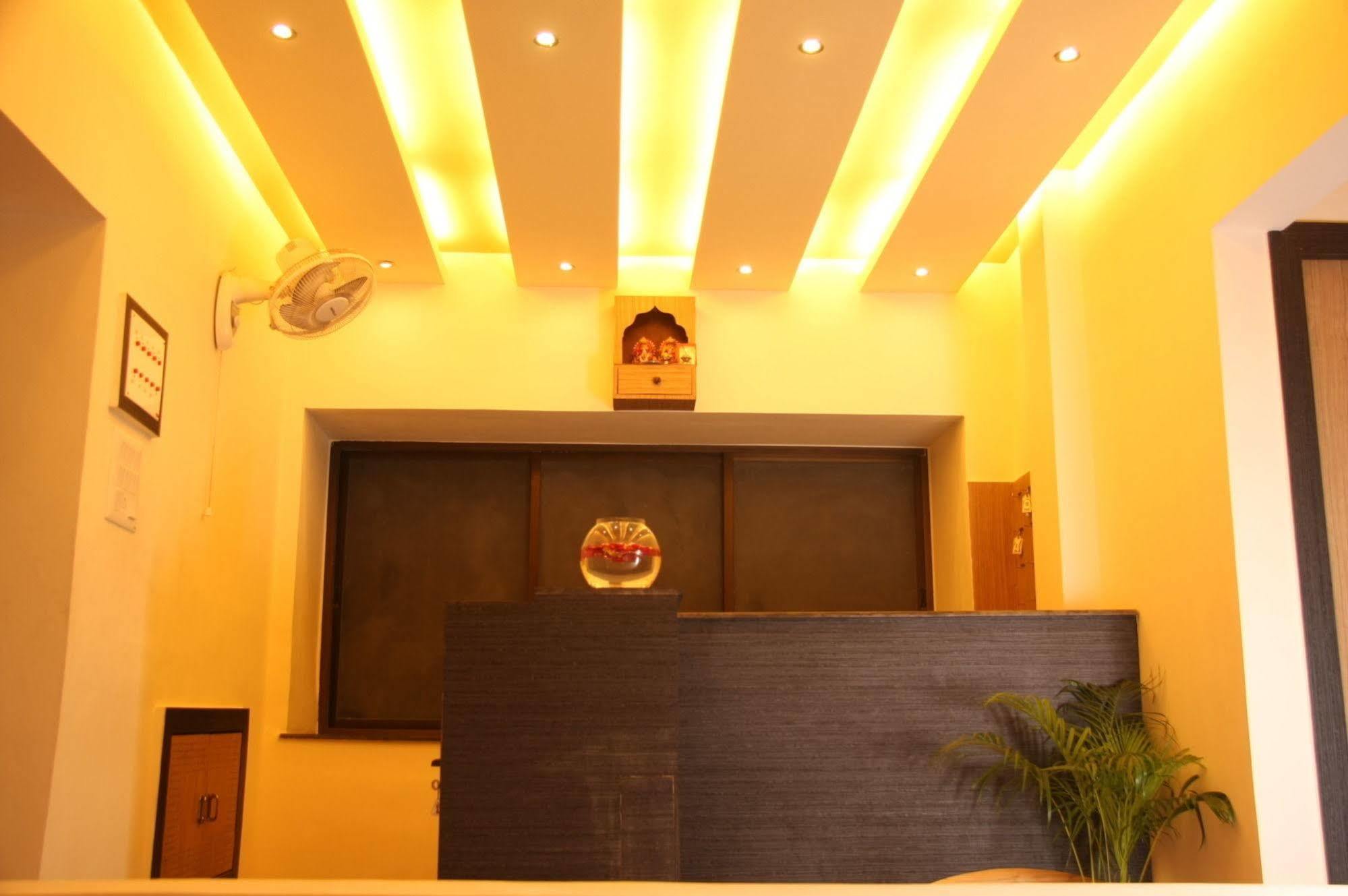 Hotel Trimoorti Колката Екстериор снимка