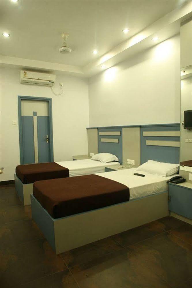 Hotel Trimoorti Колката Екстериор снимка