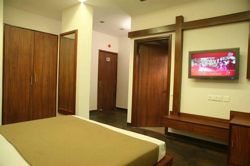 Hotel Trimoorti Колката Екстериор снимка