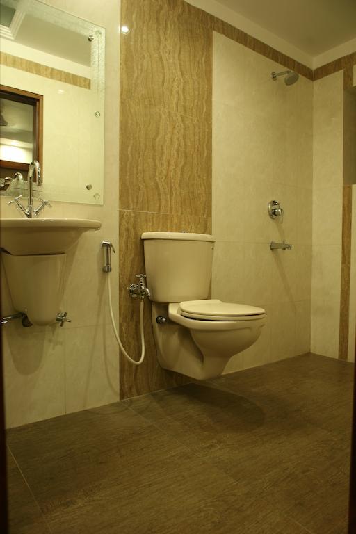 Hotel Trimoorti Колката Екстериор снимка