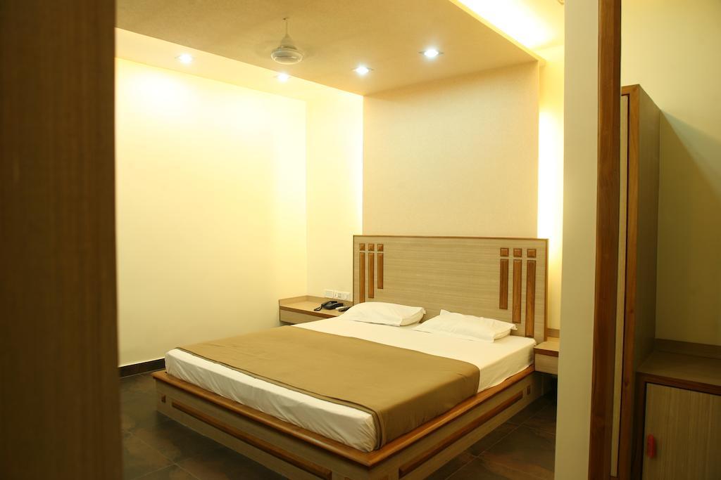 Hotel Trimoorti Колката Екстериор снимка