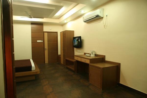 Hotel Trimoorti Колката Екстериор снимка