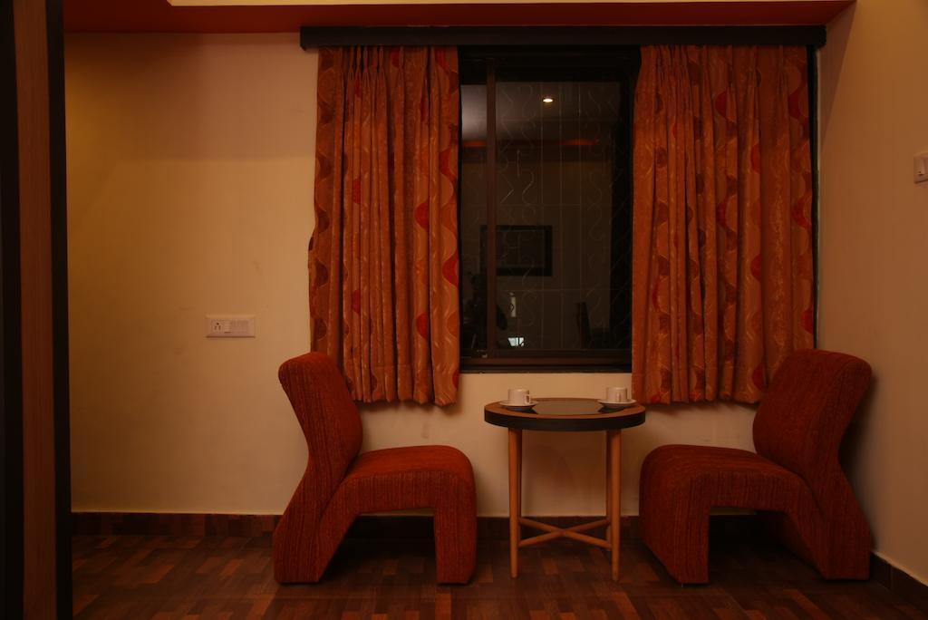 Hotel Trimoorti Колката Стая снимка