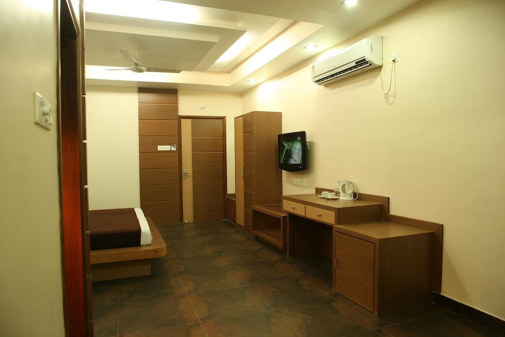 Hotel Trimoorti Колката Стая снимка